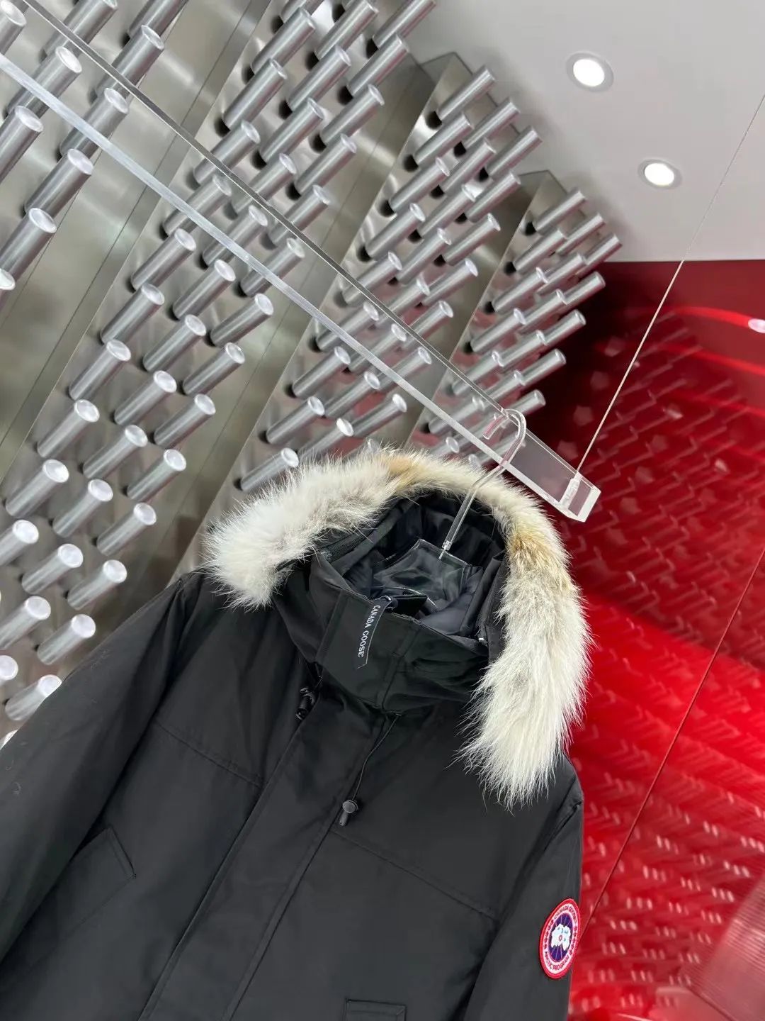 P900 top version) 𝘾𝘼𝙉𝘼𝘿𝘼 𝙂𝙊𝙊𝙎𝙀Big Goose 13# Size: S-XXL Color: White Gray Navy Black The design of Big Goose 13 is simple and elegant, a little longer than the 2008 model, more suitable for men and suitable for business people. This down jacket is popular for its simple design, which is not only practical but also has a certain sense of fashion. In terms of applicability, the Daye 13 model provides good thermal insulation performance. Its thermal insulation coefficient is level 5, which can provide enough warmth and is suitable for wearing in cold environments. In addition, the Daye 13 model also has a high cost performance. Compared with other models, it provides a better balance between price and performance, making it more competitive in the market.